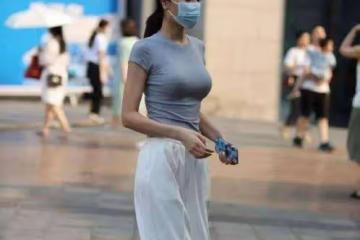 灰色T恤配白色闊腿褲,帶來更強的女神氣質,打造曼妙動人身形
