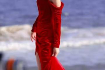 金晨的天鵝頸太美了，穿大紅裙海邊走秀，優雅身姿曼妙絕倫
