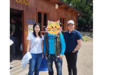 霍啟剛夫婦與司機合影主動讓C位,郭晶晶遮陽帽掛腳踝親和又可愛
