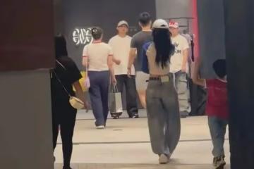 baby帶娃逛街被偶遇,6歲小海綿身高超過媽媽腰間,被贊活潑可愛