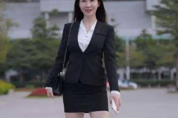 白襯衣搭配黑色短裙，展示自己的曼妙身姿，盡顯職場女性魅力