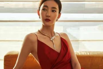 王麗坤太有女神范,穿紅色絲綢弔帶裙氣質高雅,曼妙身材很迷人