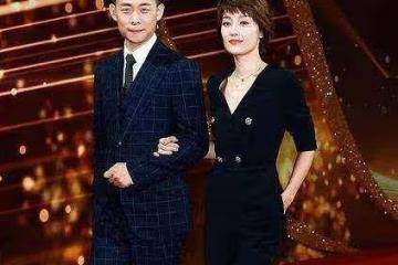 姐姐穿連體褲秀曼妙曲線,西裝剪裁幹練利落,氣質不輸當年