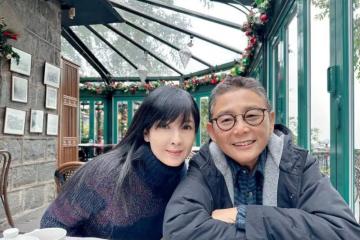 周慧敏「凍齡身材」太牛了!兔年穿30年前舊旗袍,「馬蜂腰」搶鏡