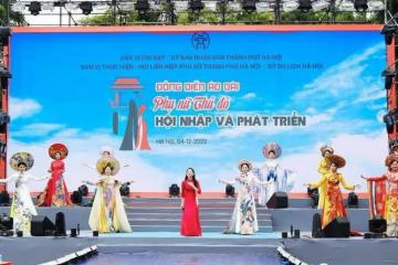 國外河內上百女大學生身穿奧黛 街頭走秀光芒四射