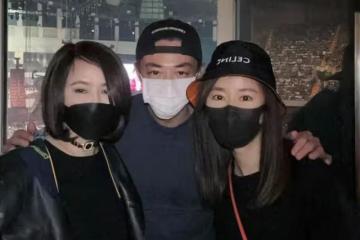 林心如夫婦合體秀恩愛,拎35萬包包打扮似少女,霍建華摟太太肩膀