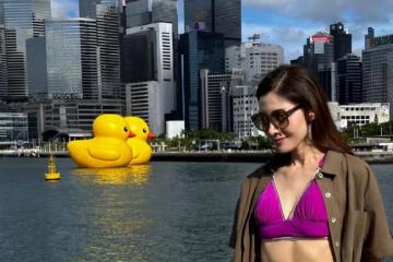 53歲李嘉欣曬近照，內衣外穿大秀腹肌馬甲線，手背青筋暴起太瘦了