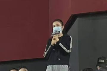 李姐姐跟袁泉同框小5歲像奶奶，手背青筋暴起，李姐姐還優雅端莊