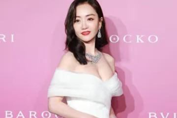 楊蓉不愧是「小號水蜜桃」穿一字肩美麗動人 外國男伴一臉羨慕