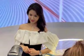 劉濤出席活動生圖狀態好美，一字肩連衣裙盡顯好身材，自信優雅