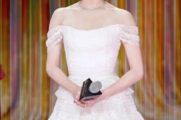 江疏影氣質真優越,穿一字肩裙優雅似新娘,白瓷肌「五美」中拔尖