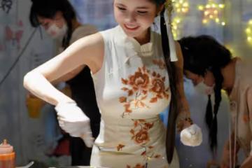 網紅「狗頭蘿莉」賣煎餅月總結，出攤31天倒貼2萬7，女性顧客七成