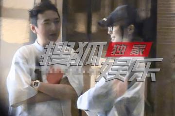 王校長一拖三酒店用餐,背後熊抱辣妹奪煙抽,手上一塊表值一套房