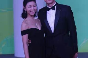 再一次被李小萌的「飽滿」身材給折服了!穿一字肩連衣裙,好饞人