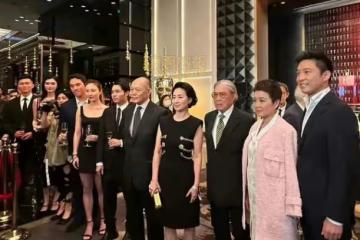 賭王家族參加活動罕見大合影,奚夢瑤氣質亮眼,唯獨少了大房成員