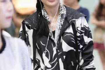 「周濤」的私服穿搭簡約又高級，穿印花外套配小白褲，沒有大媽味
