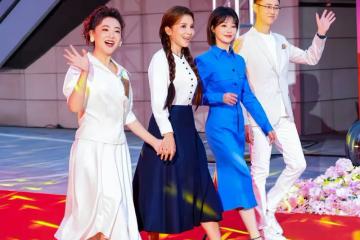 央視總台19位主持人大合照，倪萍朱迅站C位，王冰冰比胡蝶番位高