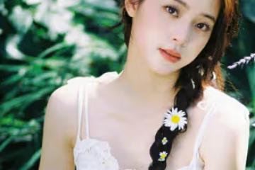 歐陽娜娜私服寫真,麻花辮搭配白色弔帶裙,滿滿的甜美浪漫氣息