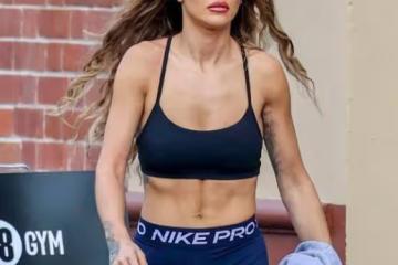 32歲歌手麗塔·奧拉穿運動bra出門,腹肌惹人注目力氣十足,美到臉蛋