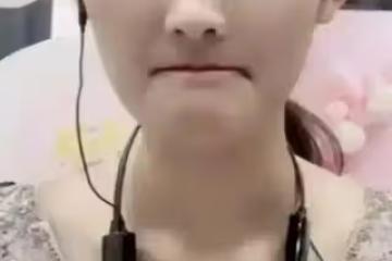 只是因為抱了一下娃娃,陳亞男又被瘋狂吐槽,她應該何去何從