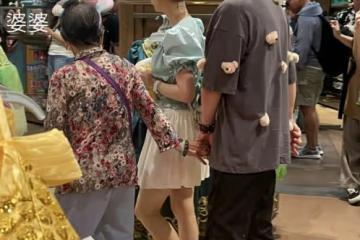 黃聖依牽婆婆逛迪士尼，和楊子為她試公主裙，把89歲婆婆寵成孩子