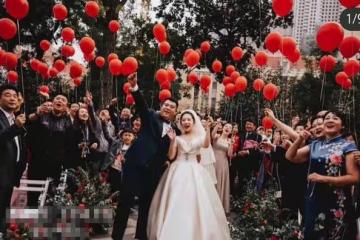 江蘇衛視花旦被曝結婚!手戴超大鑽戒與新郎擁吻,男方顏值引熱議