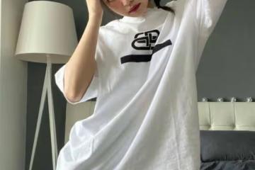 金智妮私服有個性，穿T恤配時尚裙在家擺pose，扎小辮子好酷