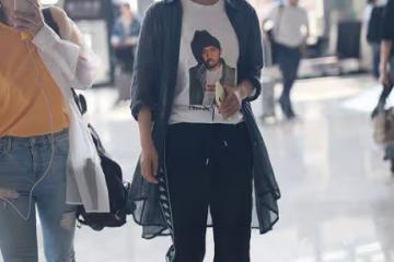 閆妮真沒有明星架子，穿私服襯衫走紅毯，換種搭配氣質瞬間不同