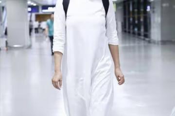 蔣雯麗私服也太隨意了，長T恤裙配牛仔褲，低調樸素和路人沒兩樣