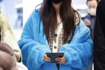 超越妹妹春季私服真驚艷，穿藍色兔耳朵毛絨外套，搭配超短太時髦