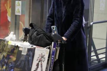 劉翔現任妻子「狼尾造型」好時髦,日常私服簡約,穿藏藍色挺帥氣