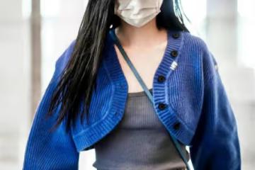 吳宣儀私服分享，穿藍色短款針織衫配灰色闊腿牛仔褲，休閒舒適