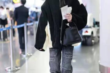林允最新機場私服,穿黑色羊羔絨外套配牛仔褲,帥氣時尚還保暖
