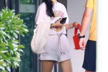 趙麗穎穿私服好有靈氣，簡約配色時尚感很強，當了媽也不影響氣質