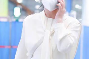 被秦海璐的「私服」驚艷了！穿搭簡約卻很有時尚感，清新又顯年輕