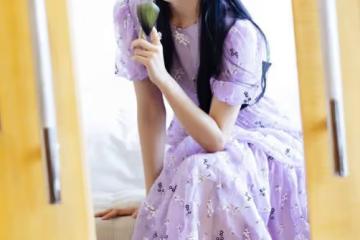 章若楠真是甜系天花板,一身碎花裙氣質入夏,私服減齡又高級