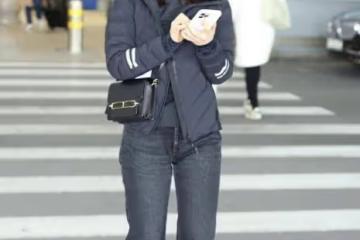 蔣勤勤私服挺低調的,黑色棉服配牛仔褲,一身休閒裝真減齡