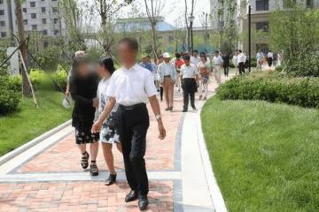 小叔子結婚俺隨禮一萬,婚禮看到老公開回新車,他凈身出戶