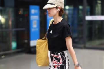 姐姐的私服穿搭太聰明了，黑T恤搭配印花裙減齡顯美，顯瘦洋氣