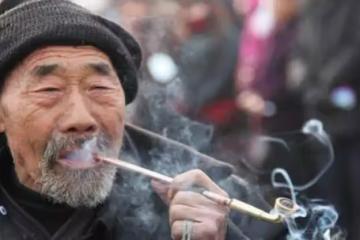 老人中獎二百萬，給四兒女發一樣訊息，只有小兒子的回復得到了這筆錢