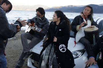張恆遠棺木蓋白布土葬，畢夏淚哭干送別亡夫，「孝子」跪一排送終
