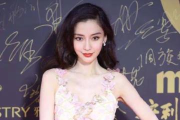 30歲迪麗熱巴寒天穿短裙,全程捂胸聲音抖,大衣被拿,一臉無助