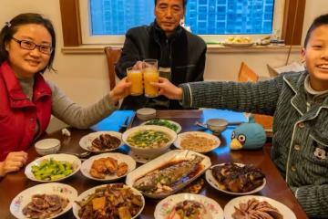 過年回丈母娘家,兩天花五萬,丈夫生氣卻被妻子怒懟:都是一家人