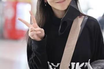 40多歲的女人多穿穿灰色褲子，高級還帥氣，陳紫函這麼搭配更顯嫩