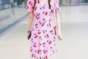 吳昕這身打扮太甜了,粉色櫻桃裙配雙麻花辮,美的跟18歲少女一樣