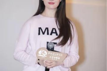 劉亦菲胖了更像「趙靈兒」，穿牛仔褲配衛衣，美成18歲的樣子
