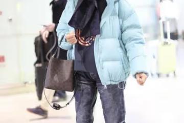 62歲的倪萍也愛扮美，穿外套都挑亮色的穿，看起來減齡20歲不止