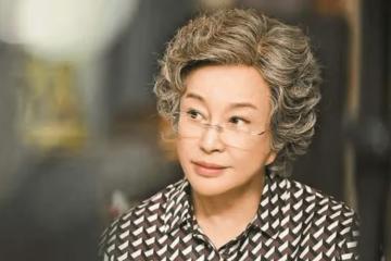 69歲劉曉慶近照，耳垂怪異幾乎與臉連在一起，面部修整太誇張