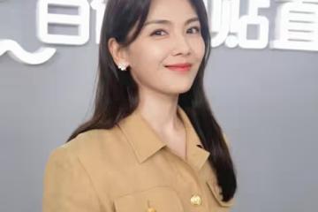 劉濤是標準的辣妹，他身穿卡其色西裝，幹練幹練，她優雅而優雅