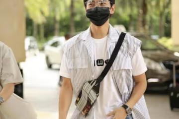 楊洋齊劉海還挺美，白色T恤顯得陽光清新，條紋襯衫馬甲穿出個性